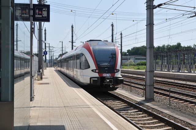 Der Mann kam zu Sturz und blieb vorerst auf den Gleisen liegen. | Foto: MeinBezirk.at