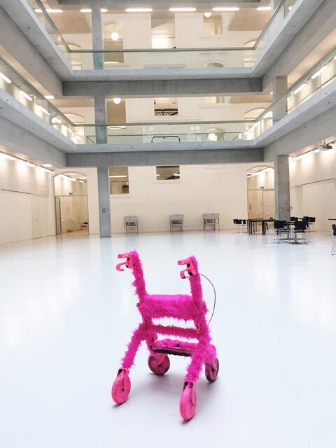 Zwei Wochen lang beschäftigt sich eine neue Ausstellung im Künstlerhaus am Karlsplatz 5 mit der Demenz. Ihr Ziel: Empathie und Verständnis im Umgang mit Betroffenen schaffen.  | Foto: Pia Scharler