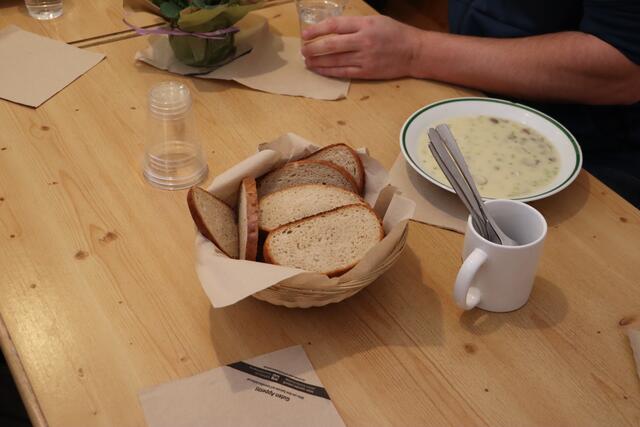 Eine Scheibe Schwarzbrot darf zur Suppe nicht fehlen. | Foto: Elisabeth Neuner