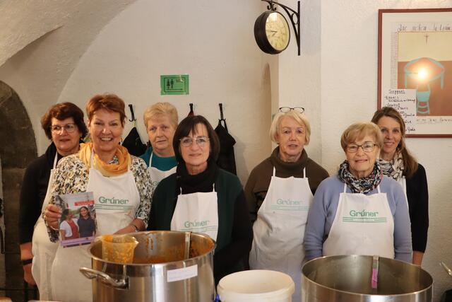 Brigitte Lechthaler, Leiterin der Katholischen Frauenbewegung (zweite von Links) mit ihren Helferinnen. | Foto: Elisabeth Neuner