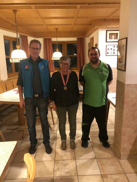 Senioren 2 weiblich: OSM Gurschler Peter, Mayer Clara und BezSpL LP Schranz Martin (v.l.). | Foto: Neuner Karin