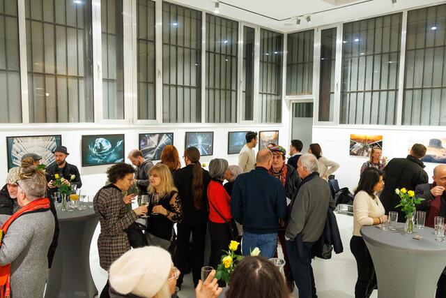 Gäste der Vernissage in der Galerie Lichtraum Eins by Paul Siblik | Foto: Helmut Sagmeister