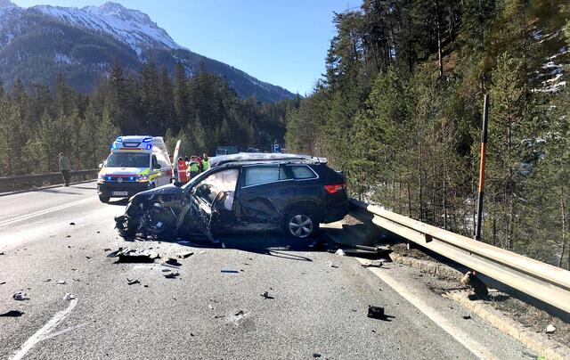 Der Unfall auf der B179 hatte böse Folgen. | Foto: Zoom Tirol