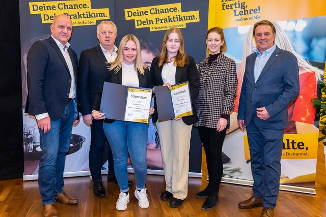 AK NÖ-Präsident Markus Wieser, Josef Bauer (Kastner Großhandelsgesellschaft m.b.H., Zwettl), die Lehrlinge Lena Maria Faltin und und Viktoria Wagner (Großhandelskauffrauen) sowie Vanessa Flicker (Kastner) und WKNÖ-Präsident Wolfgang Ecker. | Foto: Andreas Kraus
