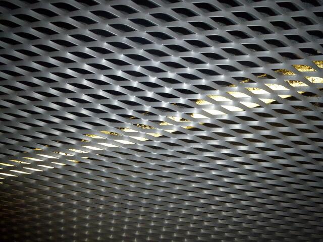 Staub, Dreck und Schmutz reduzieren die Leuchtkraft bei bodennahen Leuchten enorm.
Deshalb sollte man an exponierten Stellen von oben beleuchten ;-)