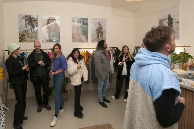 Bei der Eröffnung waren viele Leute zu Gast.  | Foto: Wolfgang Unger