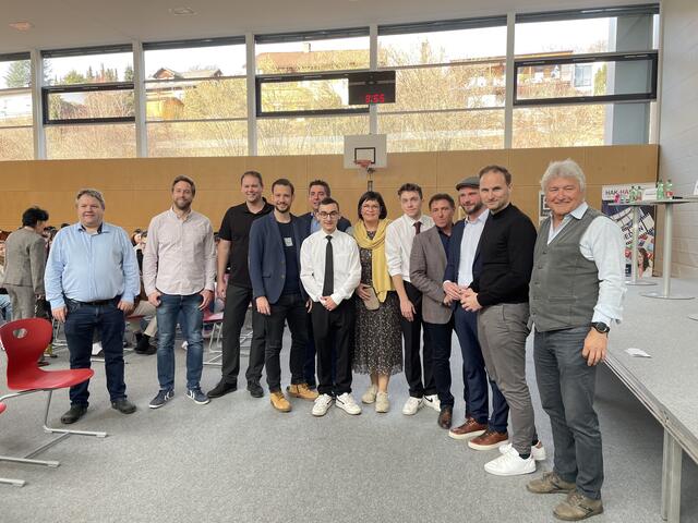 Der Turnsaal im Bundes-Schul-Cluster Feldkirchen wurde kurzerhand umfunktioniert. Die Spitzenkandidaten stellen sich den Fragen der Schüler. | Foto: MeinBezirk.at