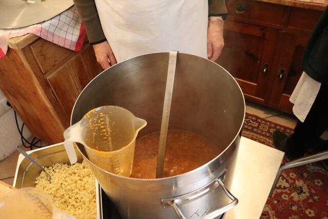 Verschiedene Suppen werden in hohen Töpfen angeboten. | Foto: Elisabeth Neuner