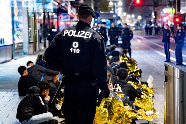 Für die Halloween-Krawalle 2022 in Linz müssen sich insgesamt acht Jugendliche vor Gericht verantworten. | Foto: TEAM FOTOKERSCHI.AT / KERSCHBAUMMAYR