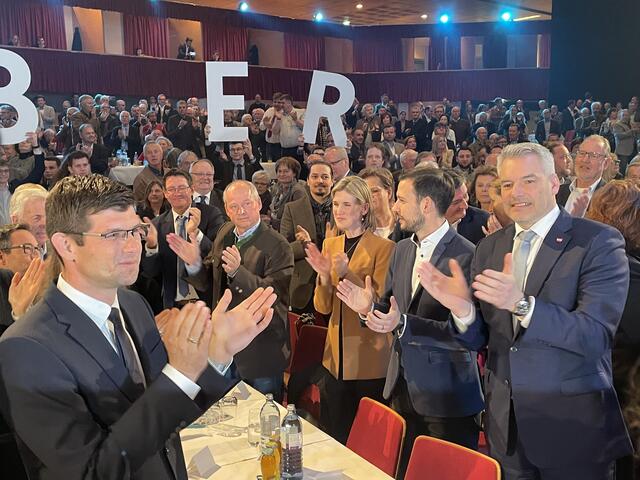 ÖVP-Spitzenkandidat Martin Gruber mit Kanzler Karl Nehammer und Co. in der Messehalle Klagenfurt. | Foto: MeinBezirk.at