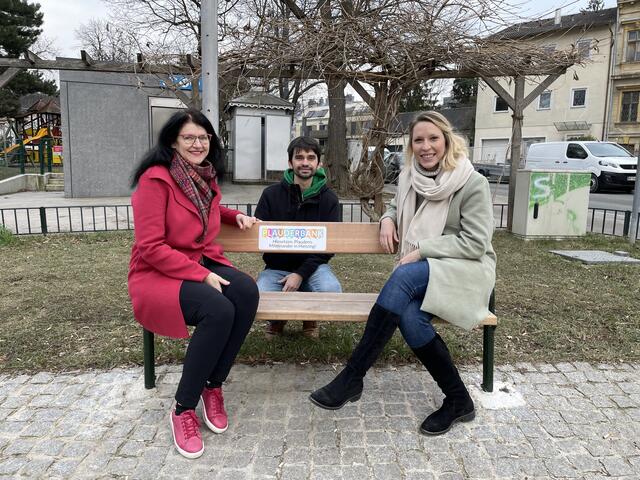 V.l.: Michaela Lauks (SPÖ), Christopher Hetfleisch und Katharina Kainz haben die Plauderbank im Streckerpark schon getestet. | Foto: lka