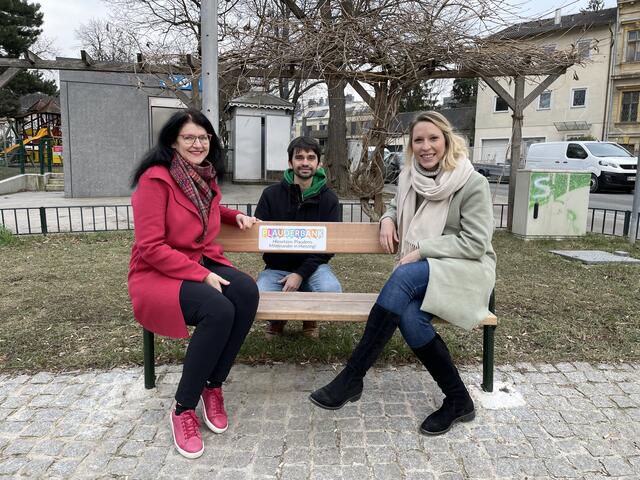 V.l.: Michaela Lauks (SPÖ), Christopher Hetfleisch und Katharina Kainz haben die Plauderbank im Streckerpark schon getestet.  | Foto: lka