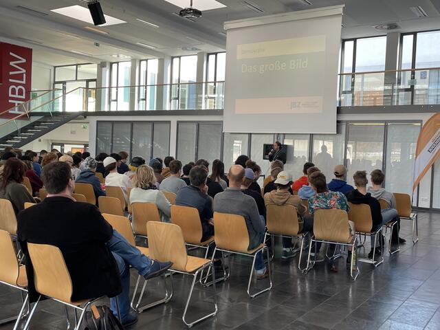 Zu Beginn gab es eine kurze Einführung mit Experten. | Foto: Sarah Braun