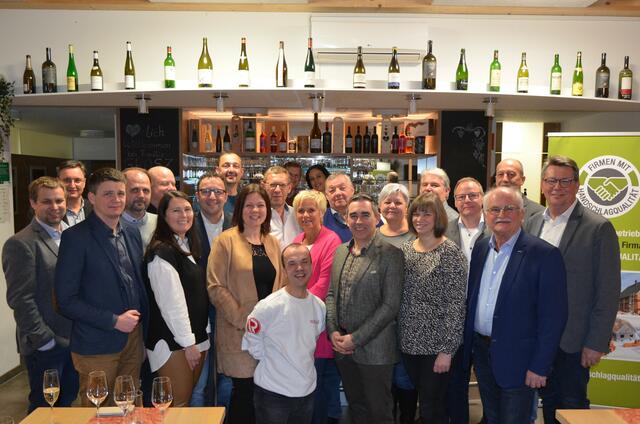 Bei einer Feier im Weingut Grosz in Gaas nahmen die Unternehmensvertreter die Urkunde und das Siegel "Firma mit Handschlagqualität" entgegen. | Foto: Wolfgang Grosz
