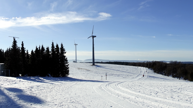 Windkraft soll in Zukunft den Wintersport begleiten und unterstützen. | Foto: Adobe stock/bajo57