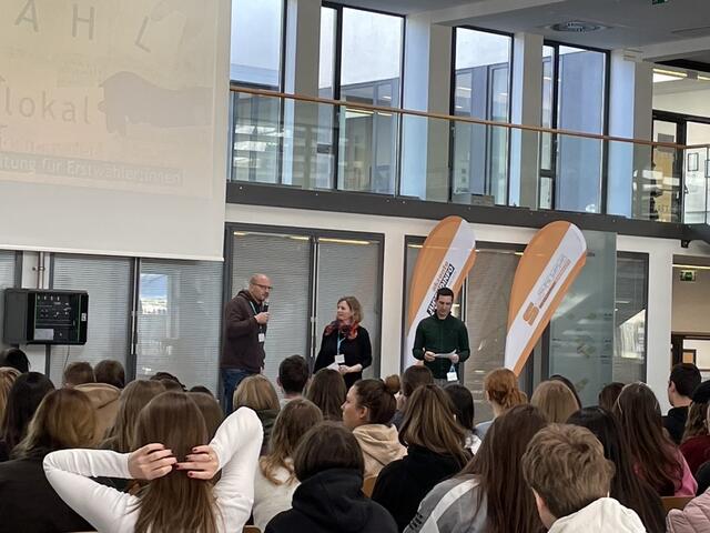 Zehn Stationen warteten auf die Schülerinnen und Schüler, die sich alles um das Thema Wählen drehten. Für die Durchführung benötigte jede Gruppe die S-Pass App. | Foto: Sarah Braun