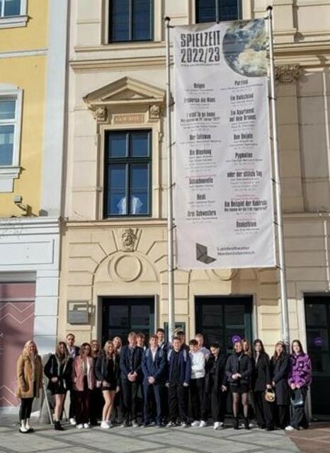 Die 1AK präsentiert sich schick vor dem Theaterhaus und freut sich auf die Vorstellung. | Foto: HAK Waidhofen