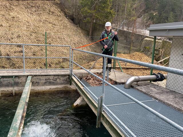 Johannes Aichmann ist für die Rechenreinigung sicherheitstechnisch gerüstet.