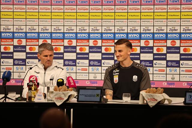 Für Trainer Didi Kühbauer und Abwehrchef Philipp Ziereis ist die Marschroute klar – gegen Austria Lustenau sollen drei Punkte her. | Foto: Reischl
