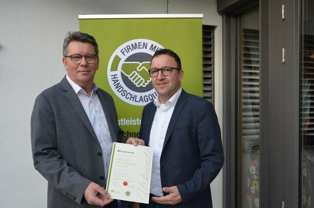 "Handschlag" für Transport- und Erdbauunternehmer Roman Eder aus Burgauberg (links). | Foto: Wolfgang Grosz