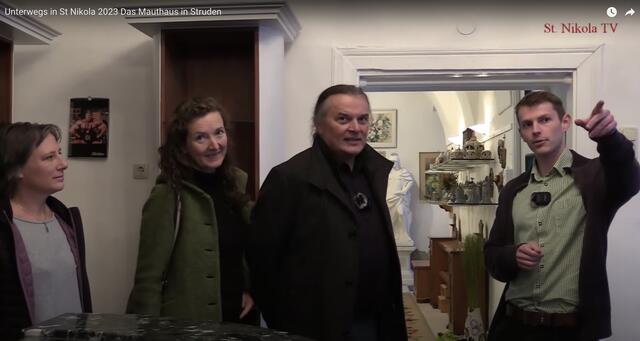 Roman Reisinger (rechts) führte Claudia Zeitlhofer sowie Gertrude und Engelbert Freudenschuß durch das Haus. | Foto: St. Nikola TV/Screenshot Youtube