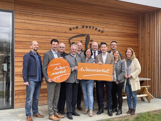 Bgm. Thomas Speigner (Sprecher LEADERN Region Weinviertel-Donauraum), LAbg. René Lobner (Obmann LEADER Region Marchfeld), Hans Gartner (Obmann LEADER Region Weinviertel-Manhartsberg), LTP Karl Wilfing, Hannes Steinacker (Geschäftsführer Weinviertel Tourismus), Christine Filipp (Geschäftsführerin LEADER Region Weinviertel Ost), Bgm. Christian Frank (Obmann LEADER Region Weinviertel Ost), LAbg Kurt Hackl (Aufsichtsratsvorsitzender Weinviertel Tourismus), Sonja Eder (Projektleiterin LEADER Region Weinviertel-Donauraum), Markus Weindl (Geschäftsführer LEADER Region Marchfeld), Renate Mihle (Geschäftsführerin LEADER Region Weinviertel-Manhartsberg)