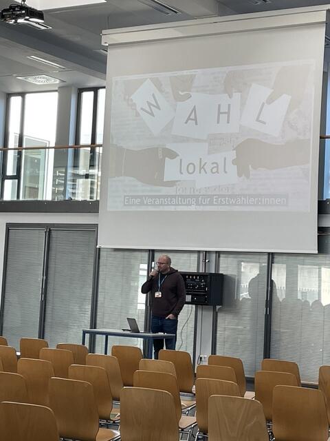 Johannes Schindlegger von akzente Pinzgau stellte vor Ort das Projekt "Wahl-lokal" den Jugendlichen vor. | Foto: Sarah Braun