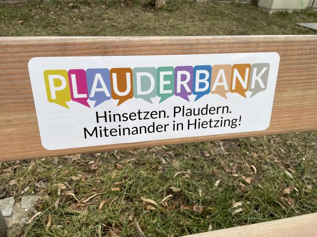 Ein Schild weist auf die Plauderecke im Park hin. | Foto: lka