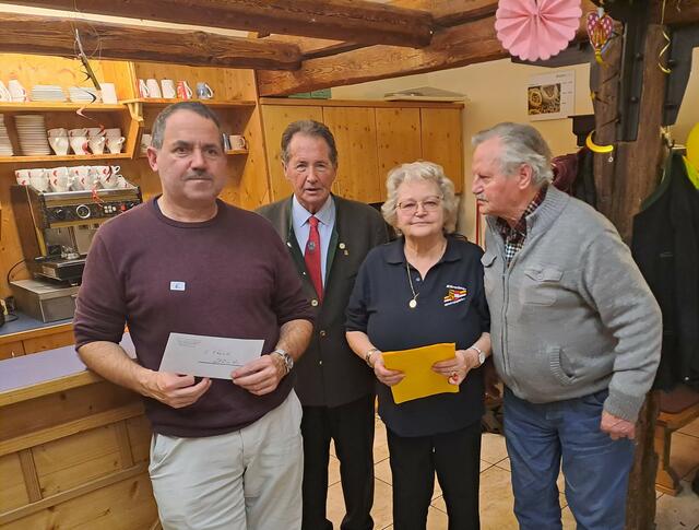Landesobmann Fritz Schretter, die Bezirksobfrau Christine Weißmann und Obmann-Stv. Adolf Haslauer überreichten die Preise. | Foto: Privat
