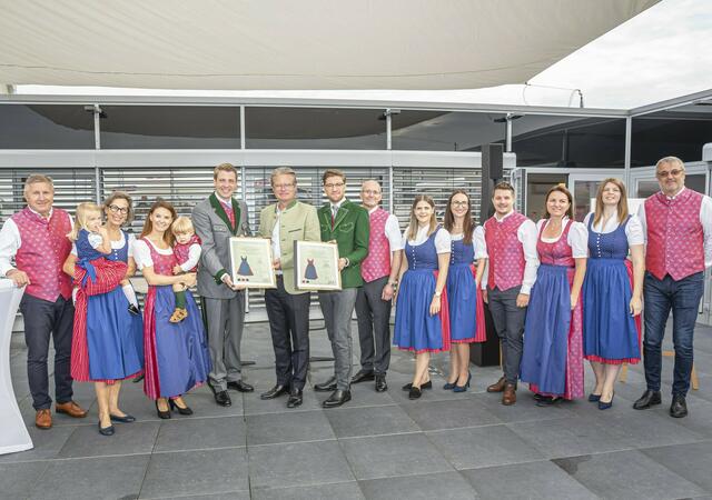 Ingrid, Nadina und Philipp Gady mit einem kleinen Teil der Mitarbeiterinnen und Mitarbeiter der Gady Family nach der Überreichung der Zertifikate durch Landeshauptmann Christopher Drexler und Simon Koiner.  | Foto: Gady Family