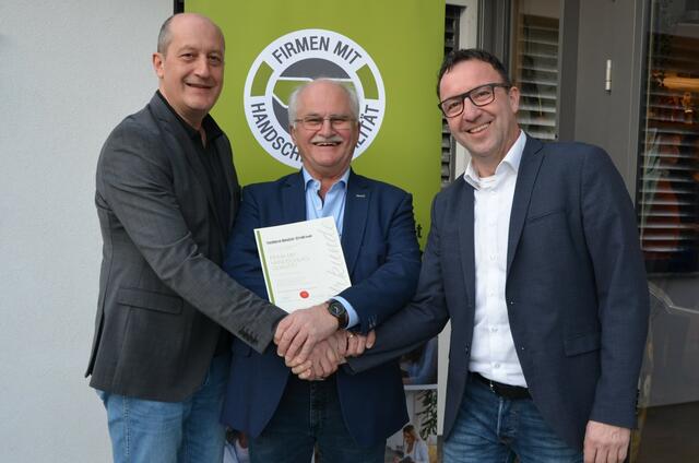 Initiator Wolfgang Grosz (rechts) zeichnete die Tischlerei Dömötör-Strobl aus Eberau aus. | Foto: Wolfgang Grosz