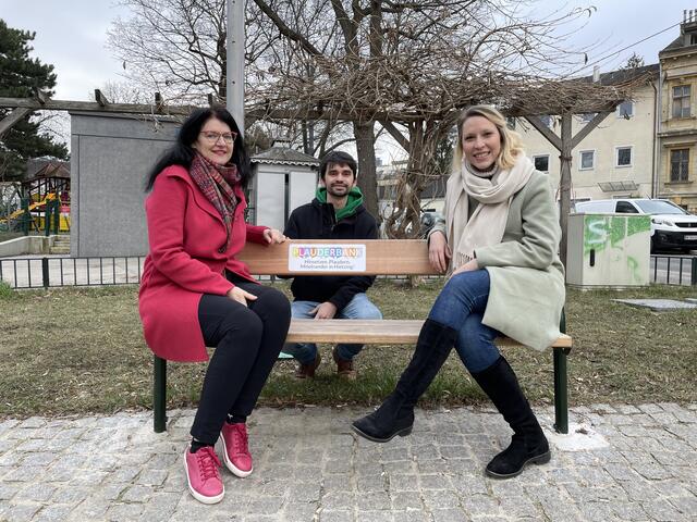 V.l.: Michaela Lauks (SPÖ), Christopher Hetfleisch und Katharina Kainz haben die Plauderbank im Streckerpark schon getestet. | Foto: lka