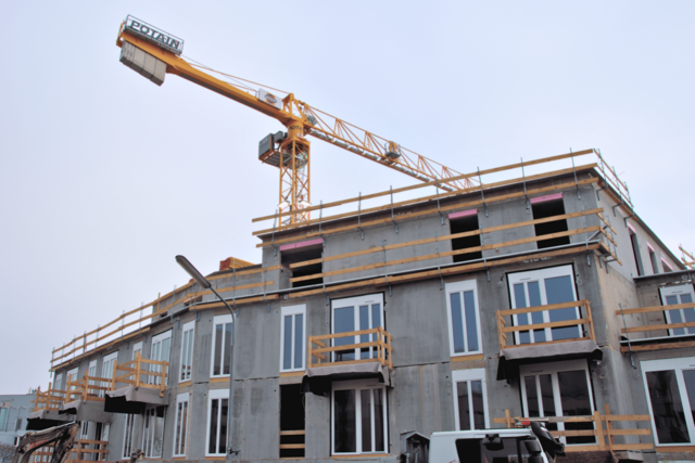 Rund ein halbes Jahr nach Grundsteinlegung feiert man in der Rudolf-Simon-Gasse die Dachgleiche für ein klimaneutrales Wohnbauprojekt. | Foto: INVESTER United Benefits