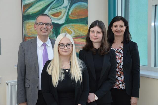 Direktor Rudolf Mayer, Diana Trojan, Nathalie Schrenk, Irene Weidmann (v.l.) | Foto: HAK Waidhofen/Thaya