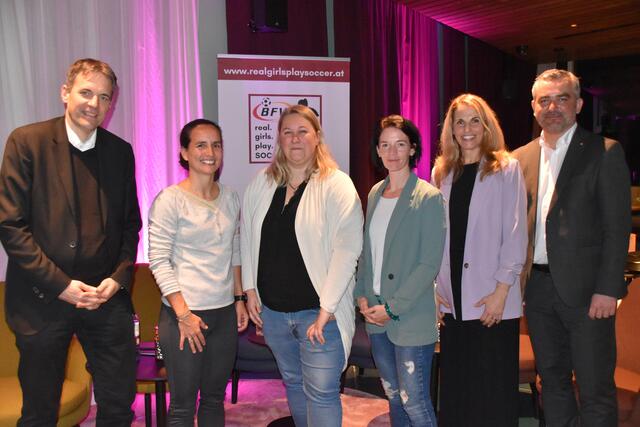 Hochkarätige Diskussionsrunde: Markus Kraetschmer (Ex-Austria Wien Manager), Teamchefin Irene Fuhrmann, Nina Potz (SC Neusiedl-Funktionärin), BFV-Frauenfußballreferentin Yvonne Lindner, Elisabeth Gamauf-Leitner und Sportlandesrat Heinrich Dorner | Foto: Michael Strini