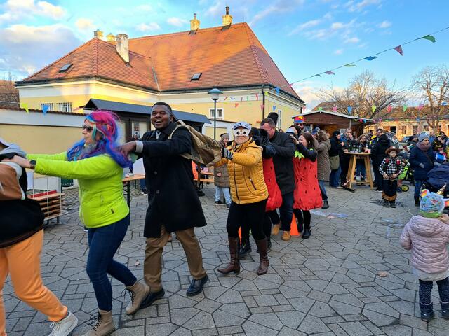Pfarrer Emanuel ist für jeden Spaß zu haben und schloss sich der Polonaise gerne an. | Foto: Romana Mahr-Kichler