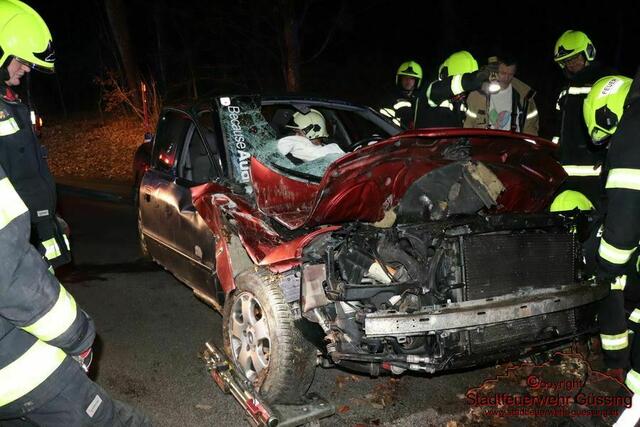 Der Unfallwagen kam von der Straße ab und wurde beim Aufprall komplett demoliert. | Foto: Stadtfeuerwehr Güssing