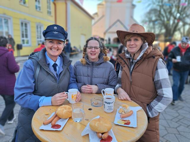 Das Team der VS Neudorf genoss das Faschingstreiben - stellvertretend Petra Schreiber, Natascha Schuckert und Karin Leisser. | Foto: Romana Mahr-Kichler