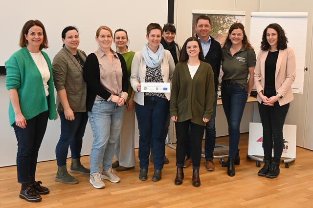 Am zweiten Workshoptag lernten die Teilnehmer neue Methoden des touristischen Produkt-Managements kennen: die Südtiroler Markenexpertin Greti Ladurner, Claudia Schmid-Riegler, Bettina Rehwald, Marion Heim und Gudrun Hofbauer (alle Eisenstraße Niederösterreich), Doris Mitterböck und Julia Stix (Mostviertel Tourismus), Herbert Zebenholzer und Jessica Hraby (Ybbstaler Alpen) sowie Sabine Schlenz (Naturpark Ötscher-Tormäuer)  | Foto: Eisenstraße Niederösterreich