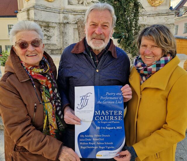 Isolde und Klaus Seitz mit Verena Larsen, der Leiterin des Franz-Schubert-Instituts. | Foto: 2023psb/ram