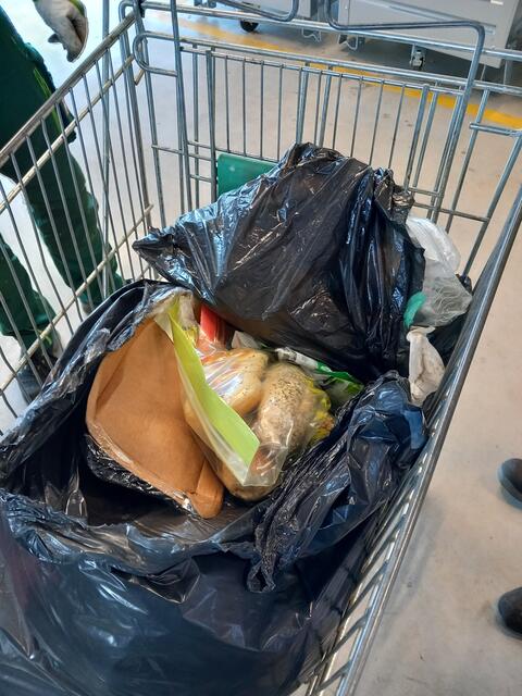 Müll ist nicht Müll: Kaputte Blumenübertöpfe und Lebensmittel gehören nicht in den Restmüll. | Foto: AWV