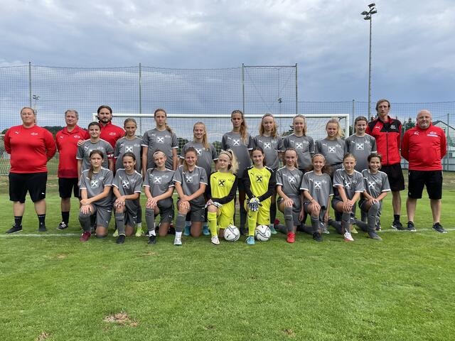 U14-Team auf Trainingslager: Marina Bilek, Mara Thiel, Katharina Grafl, Michelle Schlaffer, Anna Tesic, Katharina Gartner, Milena Balaskovits, Enja Höfer, Jasmin Hammrich, Leonie Pecher (vorne);
Nina Potz, Hermann Gollubits, Matthias Dürnbeck, Elena Hosiner, Mia Wehofer, Jana Liemmert, Chiara Bauer, Emma Göltl, Sophie Schwartz, Hannah Schwartz, Chiara Schlaffer, Clara Prenner, Wilhelm Leser, Henrik Zehetbauer (stehend hinten) | Foto: BFV