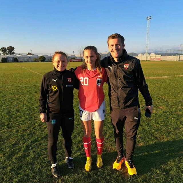 Burgenlandpower im U17-Mädchennationalteam: Martina Mädl, Alina Kerschbaumer und Alexander Diridl | Foto: Real Girls Play Soccer