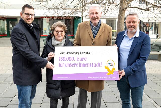 Gemeinderat Philipp Gerstenmayer, Stadträtin Erika Buchinger, Bürgermeister Klaus Schneeberger und Zweiter Vizebürgermeister Rainer Spenger präsentieren die "Ansiedelungs-Prämie" für die Innenstadt | Foto: Weller, Stadt WRN