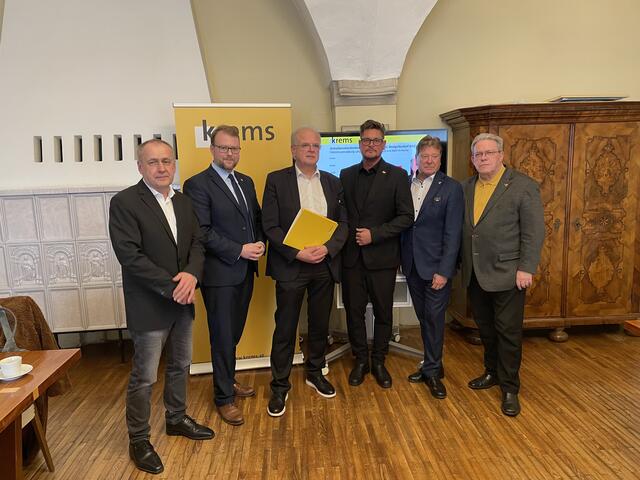 Finanzdirektor Karl Rauscher, Vizebürgermeister Florian Kamleitner, Bürgermeister Reinhard Resch, GR Dominic Heinz (Neos), Finanzstadtrat Helmut Mayer, GR Wolfgang Mahrer (KLS)