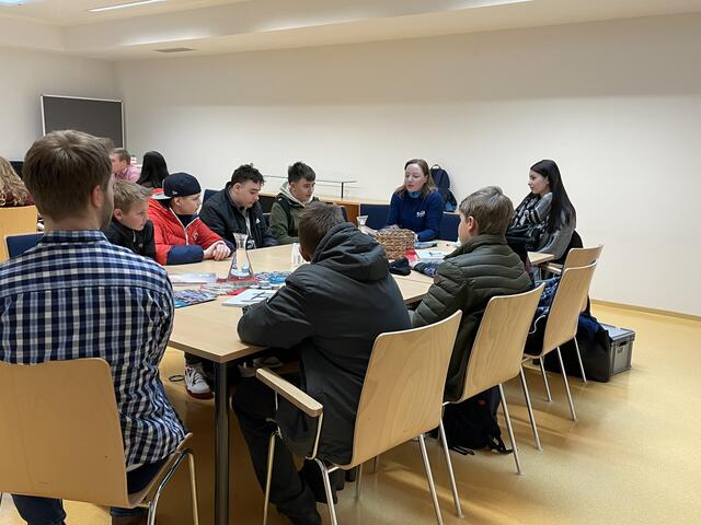 Sport Bründl war ebenfalls vertreten und erklärte den Jugendlichen unter anderem, dass die Berufsschule in Zell am See ist  – eine Berufsschule extra für Sportartikelhandel. | Foto: Sarah Braun