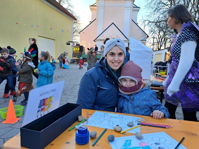 Bei den Spielestationen von Katharina Hagen, kam jedes Kind auf seine Kosten - wie Sophia Terk mit
ihrer Mama beim Malen. | Foto: Romana Mahr-Kichler