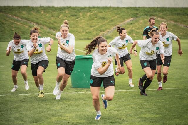 Vollgas in Richtung Europameisterschaft: Stefanie Enzinger, Lisa-Marie Makas, Katharina Schiechtl, Sarah Zadrazil, Viktoria Schnaderbeck, Virginia Kirchberger und Carina Wenninger (im Hintergrund: Co-Trainer Christoph Witamwas) | Foto: ÖFB/Christopher Glanzl