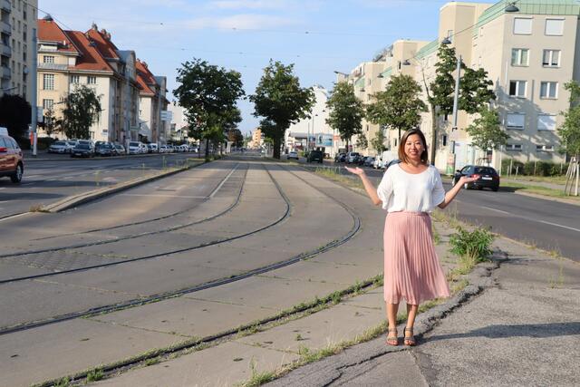 Jing Hu, Klubvorsitzende der Neos Donaustadt, auf der Wagramer Straße. 
 | Foto: Neos