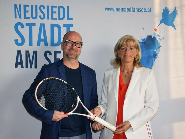 Torsten Aumüller, Obmann des UTC Neusiedl am See und Bürgermeisterin LAbg. Elisabeth Böhm | Foto: Stadtgemeinde Neusiedl am See